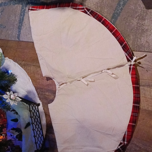 Gnome Christmas tree skirt with plaid new 🎄 - Picture 4 of 8
